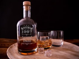 Botella de whisky con grabado