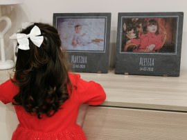 Placas de pizarra con fotos de los niños